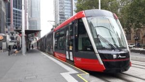 Čínská tramvaj pro stovky pasažérů jezdí bez kolejí, řidiče na palubě ale stále potřebuje
