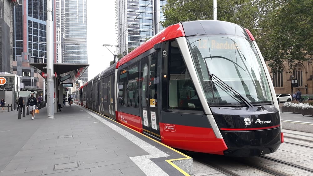 Čínská tramvaj pro stovky pasažérů jezdí bez kolejí, řidiče na palubě ale stále potřebuje