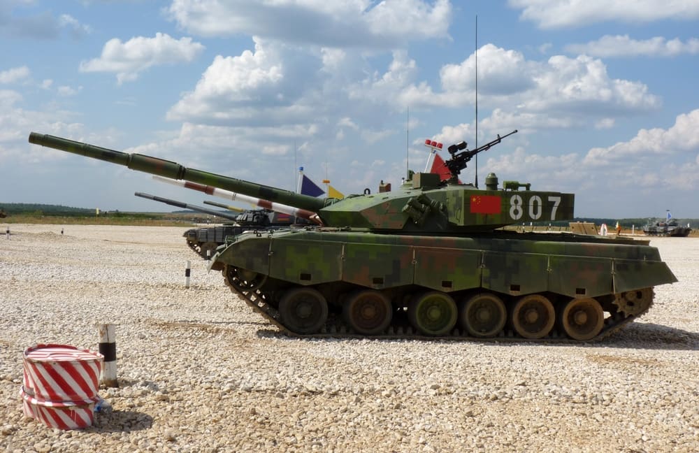Čína nasazuje tank Type-100: Místo tun oceli sází na umělou inteligenci a senzory