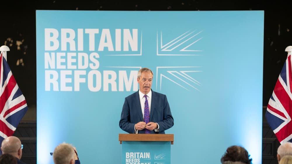 Britská politika se obrací vzhůru nohama