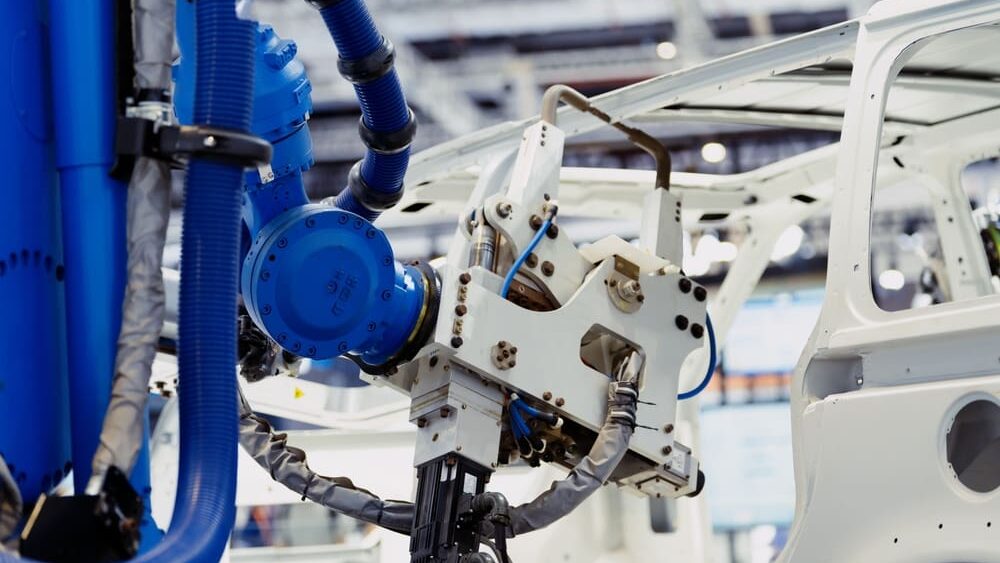 Auta střídá zbrojní průmysl: Krize nutí evropské automobilky k výrobě vojenské techniky