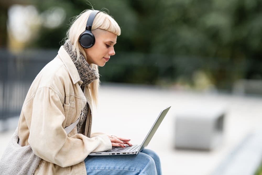 Vykradou vám fotky i e-maily: Přes Bluetooth sluchátka stačí hackerovi dosah osmi metrů
