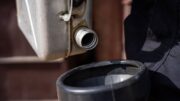 Mladík tvrdí, že mění plast na benzín. Internet šílí, vědci ale krotí nadšení