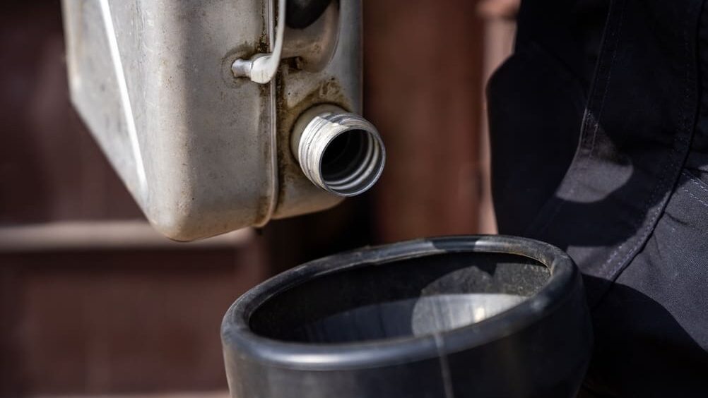 Mladík tvrdí, že mění plast na benzín. Internet šílí, vědci ale krotí nadšení