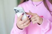 Zánět šlach odstartoval revoluci v mobilech. Bez bolavých rukou klavíristy by iPhone neexistoval