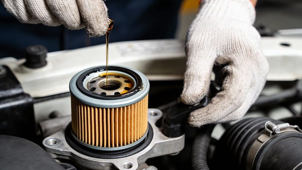 Strach v autoservisech: Kvůli konfliktu s Íránem se motorový olej stává luxusním zbožím