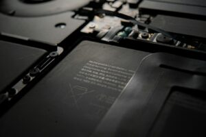 Baterie budoucnosti nemusí být větší. Čínští vědci ukázali, kolik energie dokážou uložit