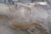 V Egyptě objevili šestitunové torzo kolosální sochy faraona Ramsese II.