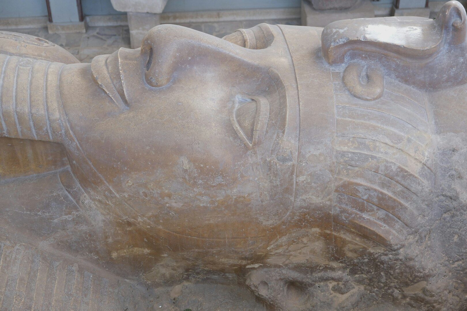 V Egyptě objevili šestitunové torzo kolosální sochy faraona Ramsese II.