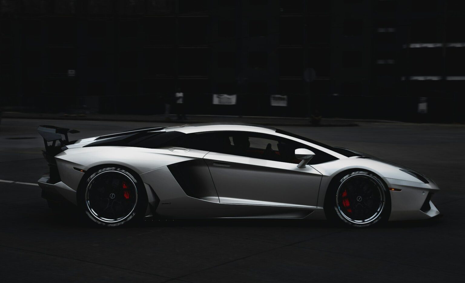 Po 17 letech poprvé na slunci: Bagr vytáhl ze sklepa ručně stavěné Lamborghini
