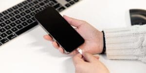 Chyba při každodenním nabíjení: Špatné pořadí kabelů zkracuje životnost telefonu