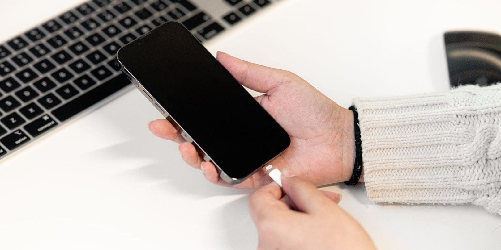 Chyba při každodenním nabíjení: Špatné pořadí kabelů zkracuje životnost telefonu