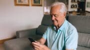 Konkrétní pomoc těm, kteří ji nejvíce potřebují. Část Prahy zavádí dotované Senior taxi