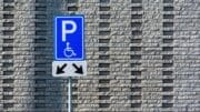Bezohlednost za dva body: Čeští řidiči na invalidech bezostyšně riskují odtah
