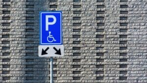 Bezohlednost za dva body: Čeští řidiči na invalidech bezostyšně riskují odtah