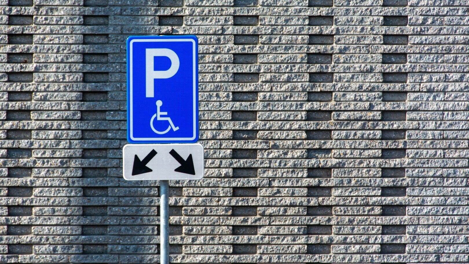 Bezohlednost za dva body: Čeští řidiči na invalidech bezostyšně riskují odtah