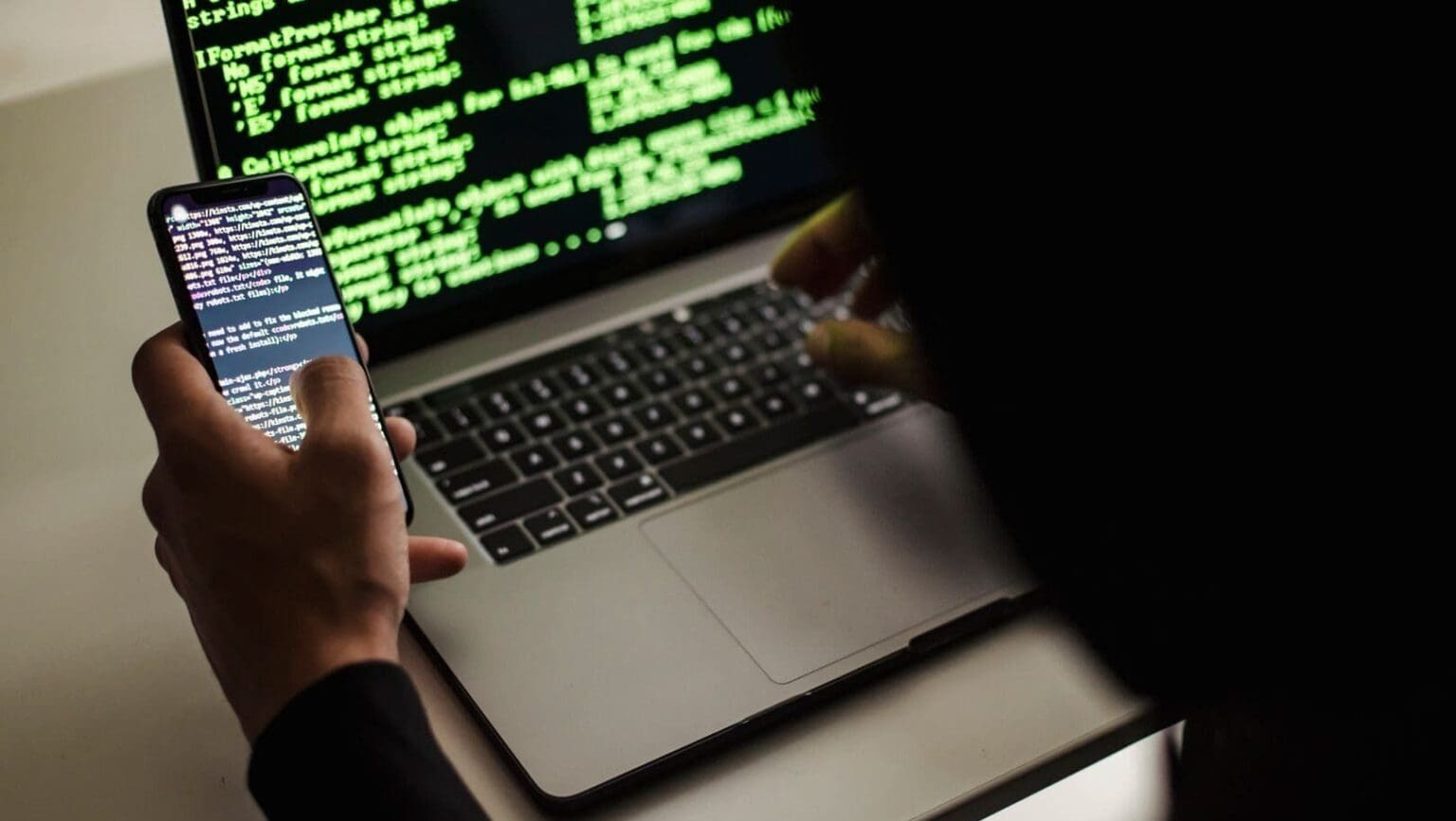 Paranoia se stala realitou. Podezřelé zvuky v hovorech a vybíjení baterie značí odposlech