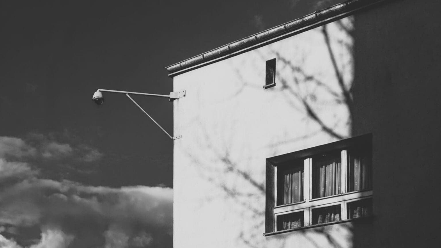Češi riskují obří pokuty. Špatně namířená domácí kamera vás může připravit o statisíce