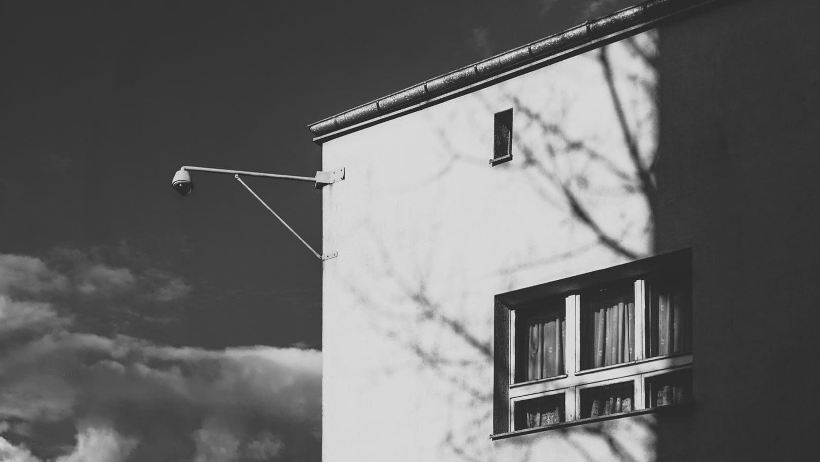 Češi riskují obří pokuty. Špatně namířená domácí kamera vás může připravit o statisíce
