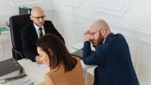 Stát ví o problémech firem jako první. Přesto nečinně přihlíží jejich krachu