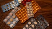 Čechům hrozí vězení za vyhození léků do odpadu: Pokud se někdo otráví, jdete k soudu