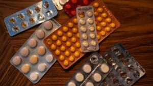 Čechům hrozí vězení za vyhození léků do odpadu: Pokud se někdo otráví, jdete k soudu