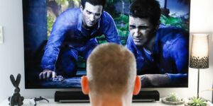 Technická norma pro 80palcový televizor dovoluje odstup 1,6 metru, ale odborníci to nedoporučují