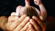 Zklamání na českém úřadě: Když zjistíte, že vaše poctivá práce vás připravila o porodné