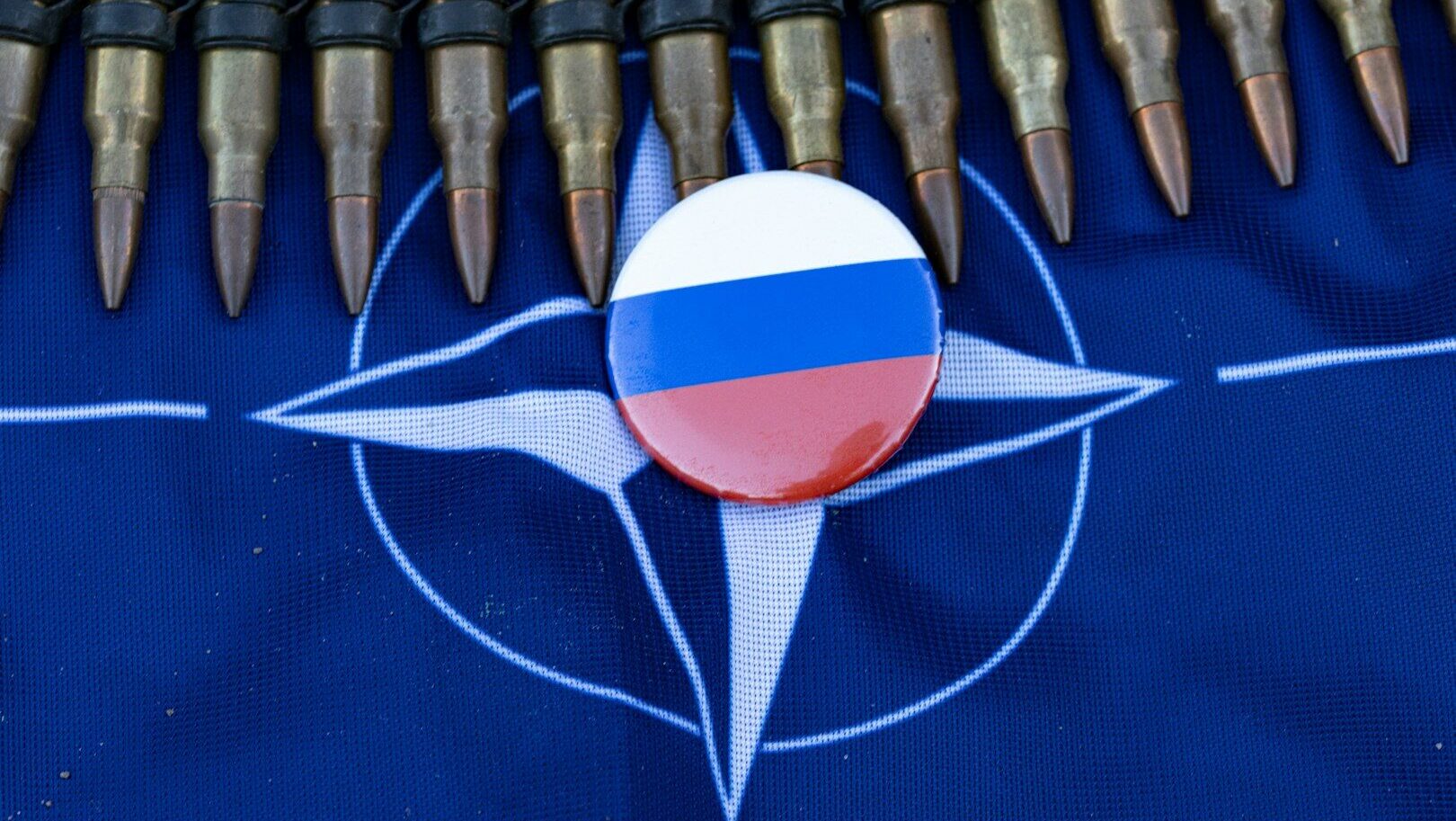 Generál NATO odmítá hrozbu z Ruska. Na hranicích přitom narychlo rostou zákopy