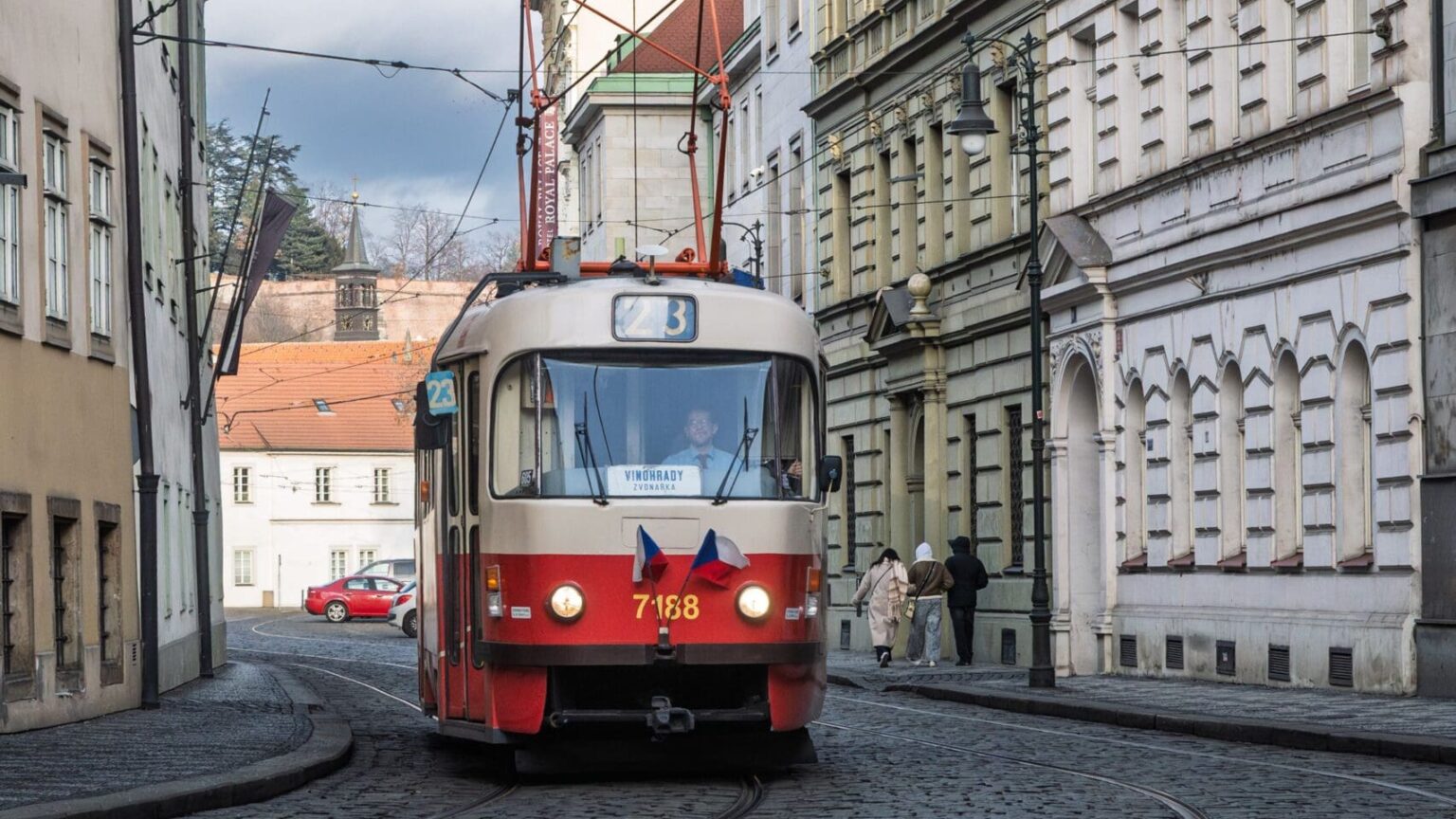 Mýtus o absolutní přednosti: Češi dál ignorují tramvaje a riskují těžké úrazy