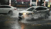 Češi, projedete kaluž a ohodíte chodce? Ve správním řízení za to hrozí až 5 000 Kč
