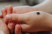 Konec věčného hledání peněženky. Švédský biohacking otevírá éru naprostého pohodlí