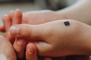 Konec věčného hledání peněženky. Švédský biohacking otevírá éru naprostého pohodlí