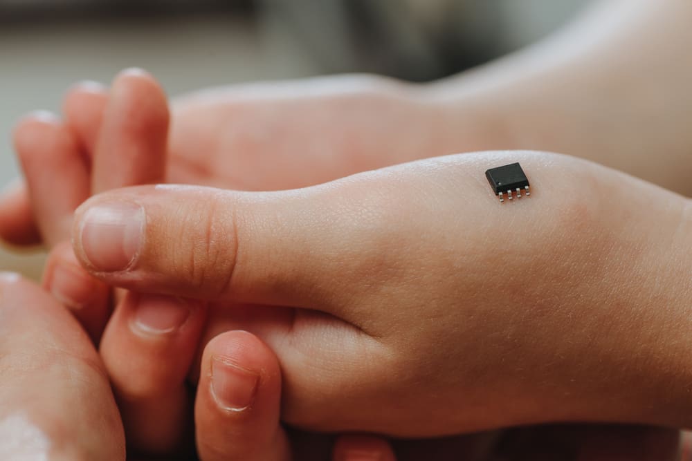 Konec věčného hledání peněženky. Švédský biohacking otevírá éru naprostého pohodlí