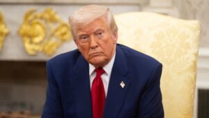 Trump dává ultimáta v televizi, Teherán mluví o zástěrce. Hra s ohněm pokračuje