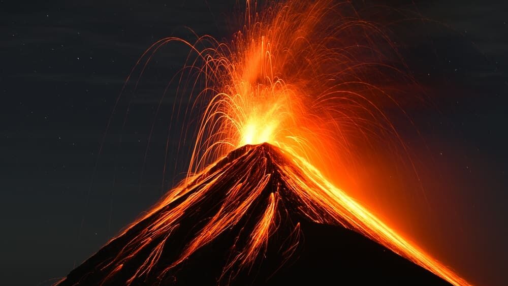 Erupce supervulkánu Toba téměř vyhubila lidstvo, přeživší však donutila vyvinout nové nástroje a technologie