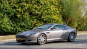 Zničený Aston Martin dostal druhou šanci. V USA z něj postavili stroj s plamenomety