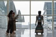 Budoucnost je tady: V Hongkongu otevřeli první obchod, kde vás s úsměvem obslouží robot