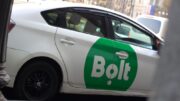 Kurýry a taxikáře čekají velké změny. Nový zákon si došlápne na aplikace