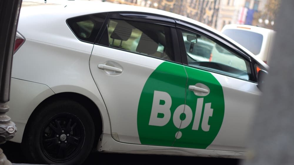Kurýry a taxikáře čekají velké změny. Nový zákon si došlápne na aplikace