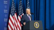 Trump 37krát sliboval dohodu. Místo výsledků ale nechal zatáhnout USA do boje