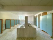 Detail, kterého si málokdo všimne. Prkénka ve tvaru podkovy na veřejných WC plní přísnou funkci
