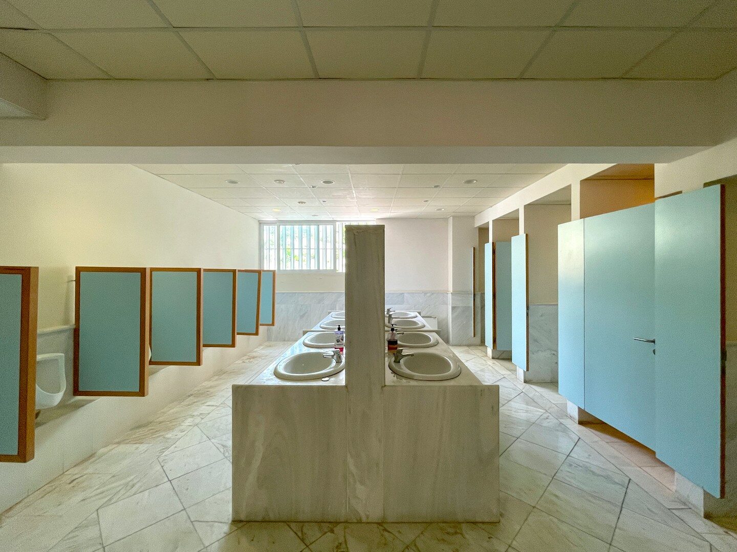 Detail, kterého si málokdo všimne. Prkénka ve tvaru podkovy na veřejných WC plní přísnou funkci