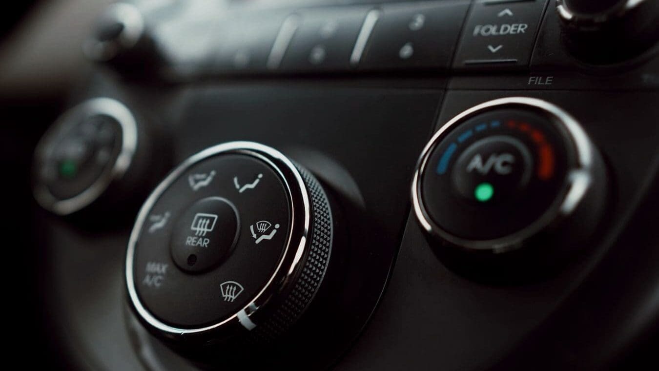 Tajná funkce dne: Auto má tlačítko, které používá jen minimum řidičů