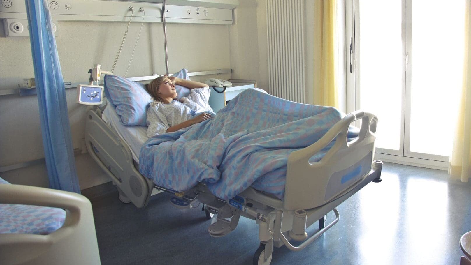 Příspěvek na péči a pobyt v nemocnici: Jak správně ohlásit změny a nepřijít o dávky