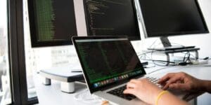Průměrný plat v IT je 100 tisíc korun. Ve státním sektoru je ale o polovinu nižší