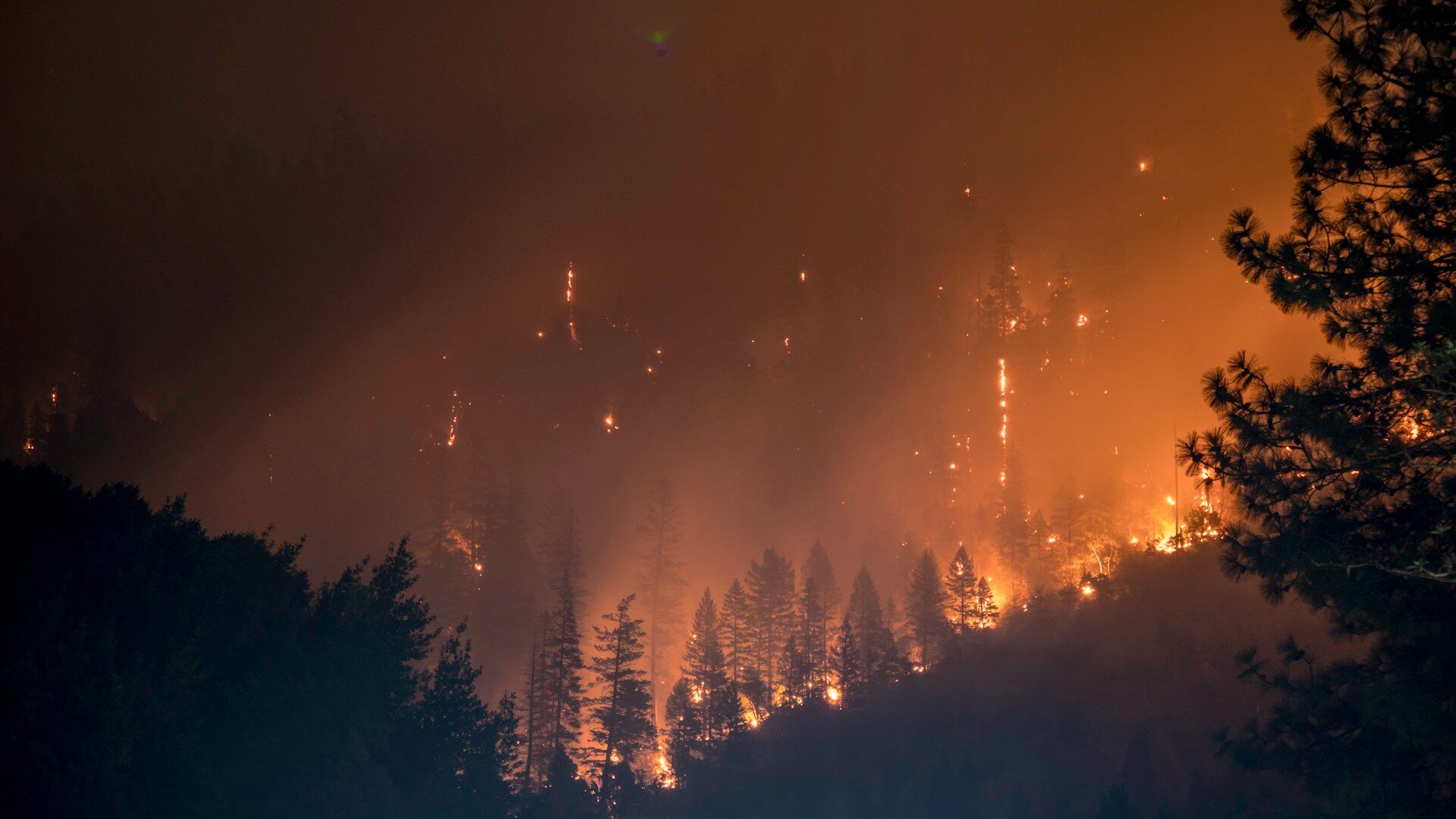 Když oheň stvoří vlastní bouři. Velké požáry mění atmosférické podmínky