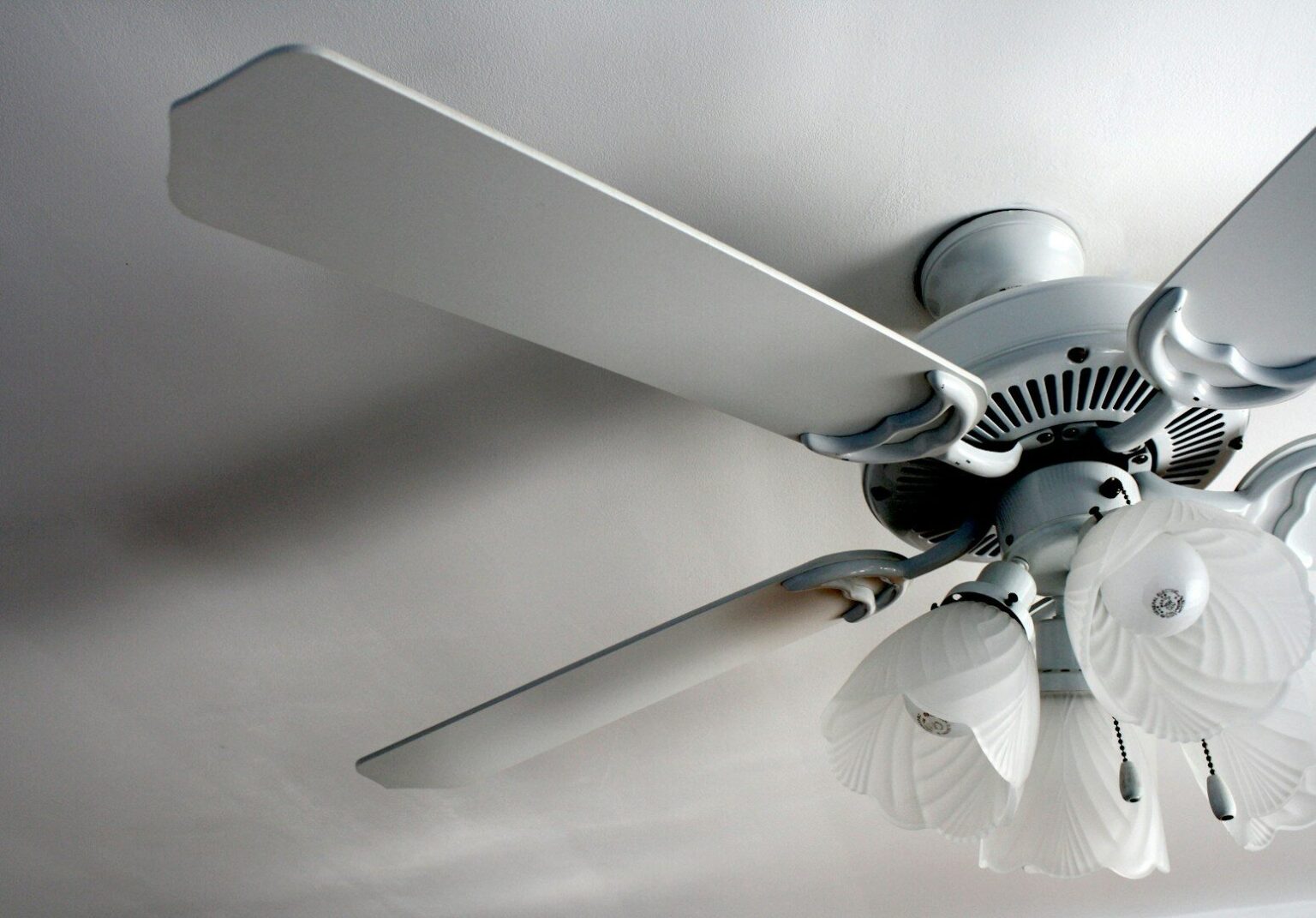 Málokdo to ví, ale váš stropní ventilátor vám v zimě může ušetřit peníze za topení