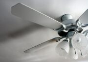 Málokdo to ví, ale váš stropní ventilátor vám v zimě může ušetřit peníze za topení