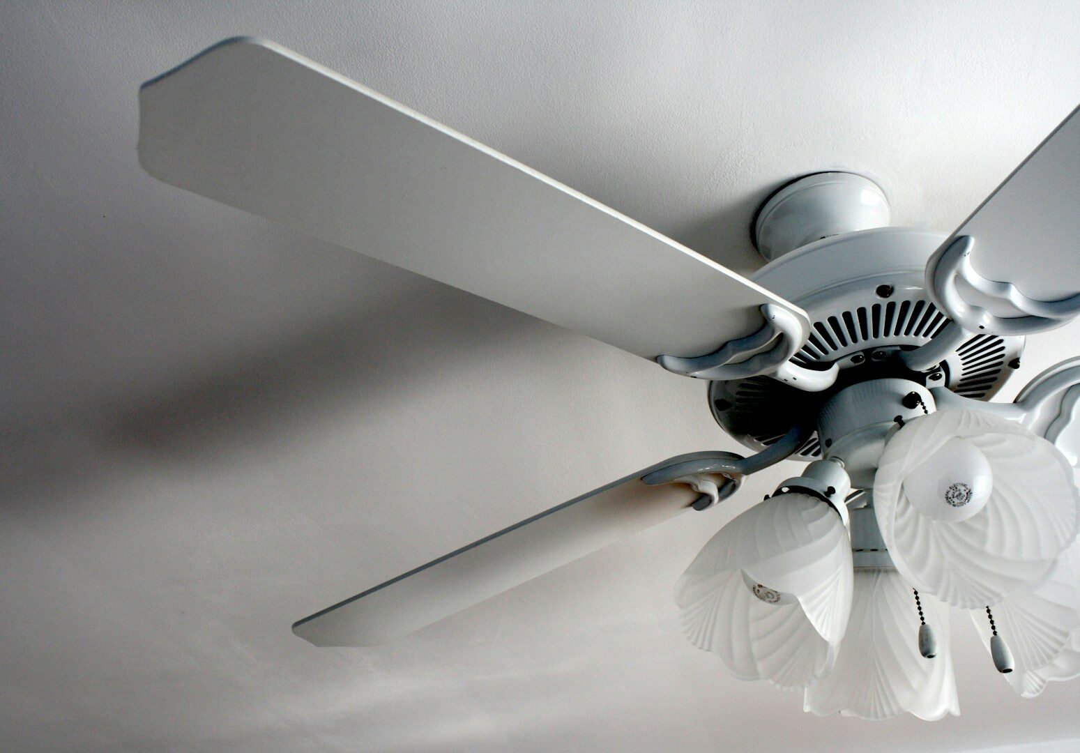 Málokdo to ví, ale váš stropní ventilátor vám v zimě může ušetřit peníze za topení